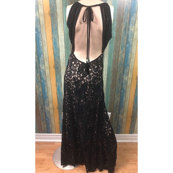 Xtraordinary Black/Nude Lace Dress - Picture 4 of 5